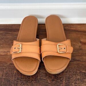 Women’s Tan Slide Sandals with Buckle Accent - Universal Thread